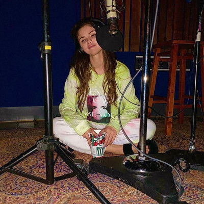 H Selena Gomez κάνει το ένα σχόλιο μετά το άλλο για την Bella και οι παρεξηγήσεις συνεχίζονται