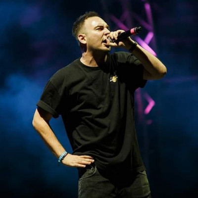 «Neon Genemcees»: Ο TSAKI από τους Joker/Two-Face ανεβαίνει στα Trends του YouTube