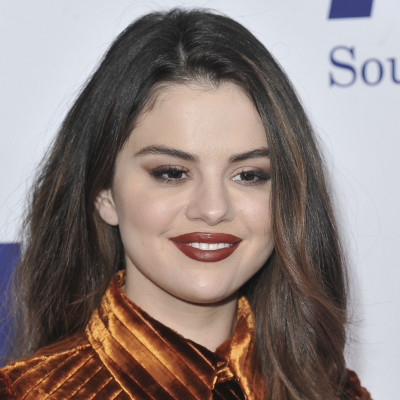 Η Selena Gomez έκανε τέσσερις (ναι, τέσσερις) διαφορετικές εμφανίσεις στα American Music Awards 2019