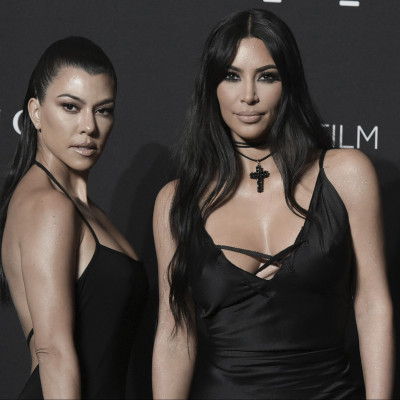 Αγνώριστες η Kim κι η Kourtney Kardashian! Τα βίντεο από το σχολείο που θα σε κάνουν να απορήσεις