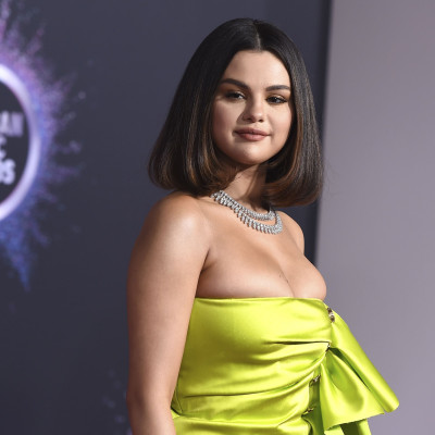 H Selena Gomez τραγούδησε στα AMAs και τώρα όλο το Twitter την κράζει