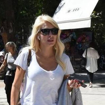 Ελένη Μενεγάκη: Να γιατί οι εμφανίσεις της στο κέντρο της Αθήνας έχουν κάτι διαφορετικό (Photos)