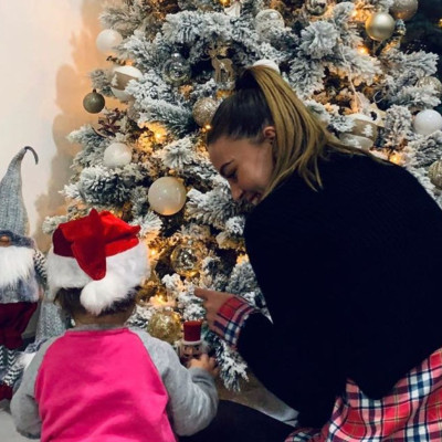 Πρώην παίκτρια του GNTM στόλισε το Χριστουγεννιάτικο δέντρο με την κόρη της (pics)