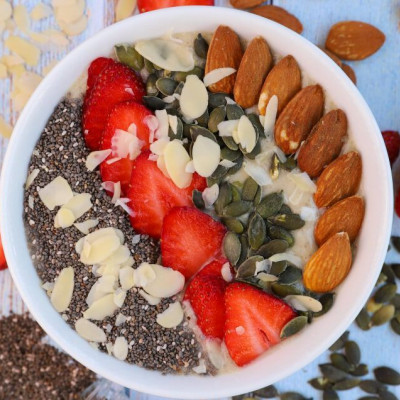 Υγιεινό μπολ (Buddha bowl) με μάνγκο και αμύγδαλα