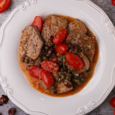 Η εύκολη συνταγή για χοιρινό με ελιές, κάπαρη και ντοματίνια