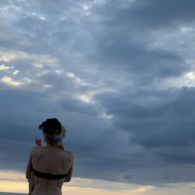 Ένα χρόνο μετά τη γέννηση της κόρης της, δείχνει το κορμί της με μαγιό... χωρίς ίχνος photoshop