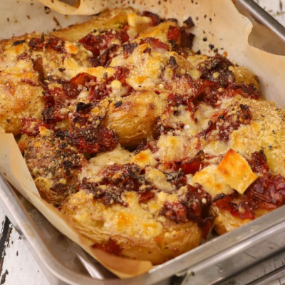 Σήμερα φτιάχνουμε ψητές πατάτες με μπέικον και παρμεζάνα