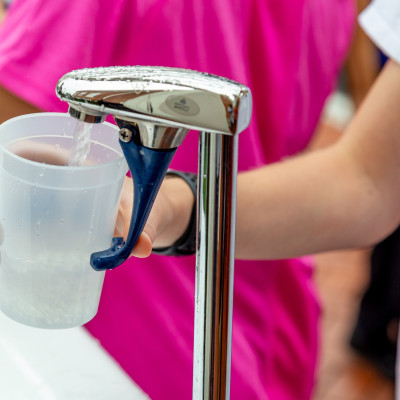 Δεν πάει το μυαλό σου! Τι μπορεί να σου συμβεί αν πίνεις παραπάνω νερό από όσο πρέπει