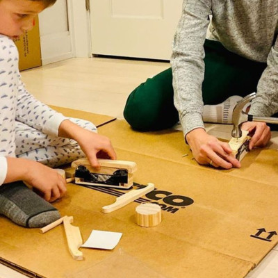 Είναι πάμπλουτη μαμά  κι όμως παίζει στο χαρτόνι με τα παιδιά της (pics)