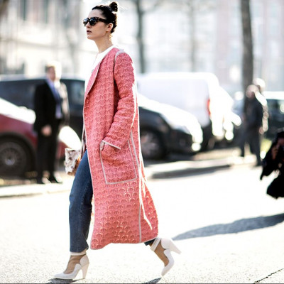 Σου δείχνουμε πώς να φορέσεις το χρώμα που κολακεύει το ίδιο ξανθιές και μελαχρινές