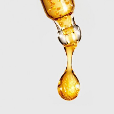 Έχει τη δύναμη ενός ορού, την πολυτέλεια ενός ελαίου και τη φρεσκάδα μίας λοσιόν… Τι είναι;