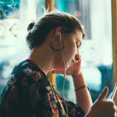 Εσύ το ήξερες ότι βάζεις λάθος τα ακουστικά σου; Κι όμως, αυτός είναι ο σωστός τρόπος