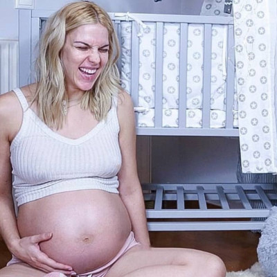 Η εγκυμονούσα Μαντώ Γαστεράτου φτιάχνει γλυκό με σοκολάτα & μπανάνα μέσα σε 10 δεύτερα (vid)