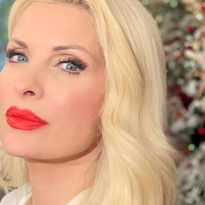 Ελένη Μενεγάκη: Η φωτογραφία από το αεροδρόμιο και ο διάλογος που αποκάλυψε τον προορισμό! (Photos)