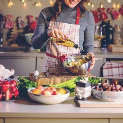 Πώς θα οργανώσεις ένα χριστουγεννιάτικο τραπέζι στο σπίτι δίχως να πελαγώσεις