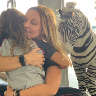 Πέγκυ Ζήνα: Φορούν πυτζάμες με την κόρη της & τραγουδούν χριστουγεννιάτικα τραγούδια (vid+pics)