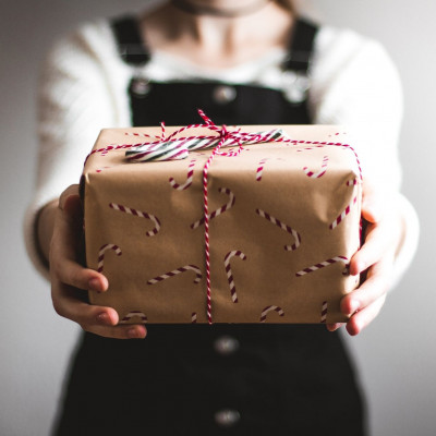 Το κόλπο για να τυλίγεις σωστά τα δώρα μόνη σου