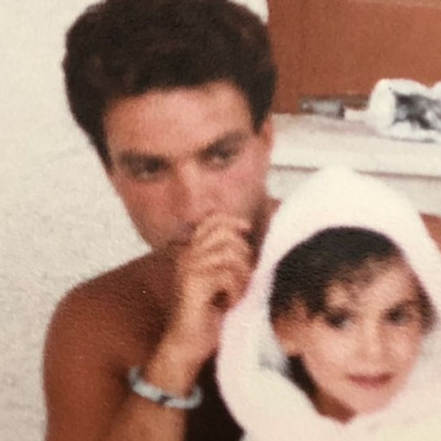 Αναγνωρίζετε το κοριτσάκι της φωτογραφίας; Είναι γνωστή παρουσιάστρια και μητέρα δύο παιδιών (pics)