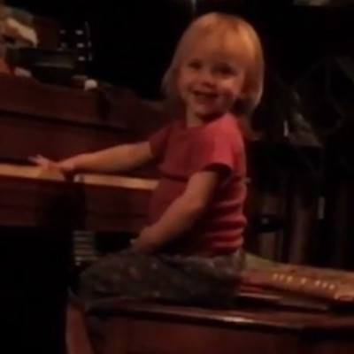 Δεν θα πιστεύεις στα μάτια σου όταν καταλάβεις ποιο είναι το κοριτσάκι της φωτογραφίας