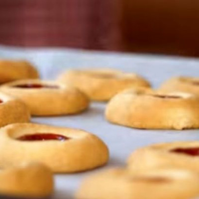 Χριστουγεννιάτικα μπισκότα με μαρμελάδα από κράνα και τέσσερα υλικά