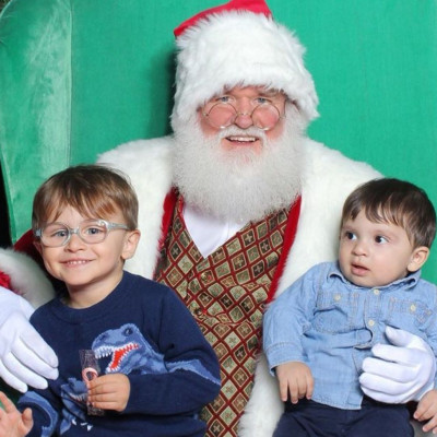 Ελληνίδα παρουσιάστρια φωτογράφησε τα παιδιά της με τον Άγιο Βασίλη (pics)