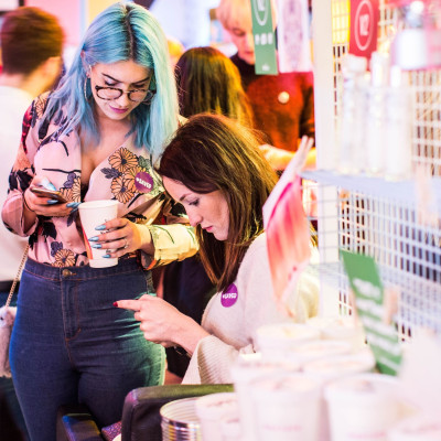 Σε έχουν κουράσει τα μηνύματα στις ομαδικές συνομιλίες; Έτσι θα «βγεις» χωρίς να σε καταλάβει κανείς