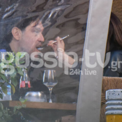 Τι τρελός έρωτας είναι αυτός; Μέχρι και στο στόμα τον ταΐζει! Οι βόλτες χέρι-χέρι στην Αθήνα (pics)