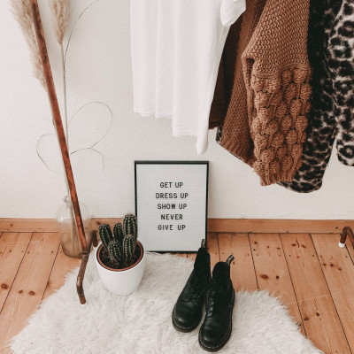 DIY Clothes Hacks: Έτσι θα κάνεις τα παλιά σου ρούχα να μοιάζουν με καινούργια