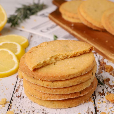 Συνταγή για μπισκότα με λεμόνι και δεντρολίβανο