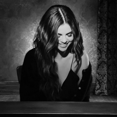 Τα νέα τραγούδια της Selena Gomez κυκλοφόρησαν και, ναι, μιλάνε για τα αγόρια της