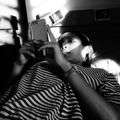 Γιατί δεν πρέπει να κοιμάσαι με το κινητό στο κρεβάτι σου;