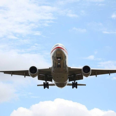 Πανικός: Αεροπλάνο έριξε καύσιμα πάνω από δημοτικό σχολείο – Δεκάδες παιδιά στο νοσοκομείο