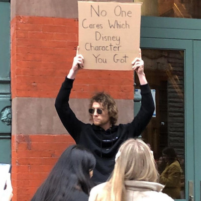 Ο κούκλος με τις πινακίδες και τους 3,1m followers που θα είναι σε όλα τα stories το 2020