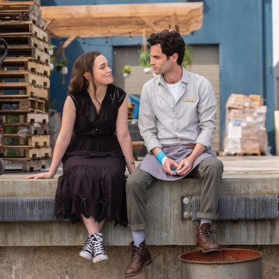 You: O παρανοϊκός stalker του Netflix δείχνει πώς μπαίνει στον ρόλο και το λες και εντελώς creepy