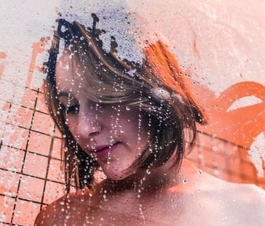 Γιατί δεν είναι καλό να πλένεις το πρόσωπό σου την ώρα που κάνεις μπάνιο