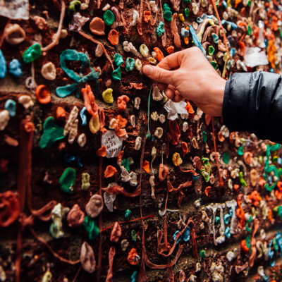 «Seattle Gum Wall»: Το περίεργο διάσημο αξιοθέατο στις ΗΠΑ θέλει τσίχλες κολλημένες σε έναν τοίχο