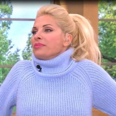 Ελένη Μενεγάκη: Την βλέπετε με πουλόβερ; Αν δείτε όλη την εμφάνισή της θα αλλάξετε γνώμη!