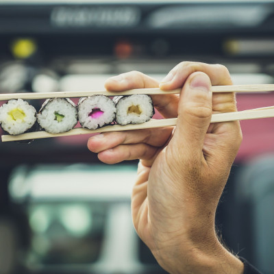 Δυσκολεύεσαι με τα chopsticks; Μάθε να τα χρησιμοποιείς μέσα σε 1 λεπτό