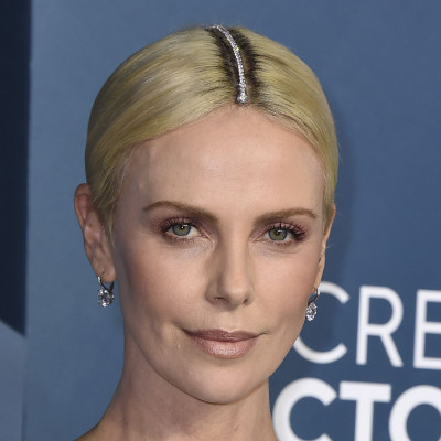 H Charlize Theron ταλαιπωρήθηκε ΠΟΛΥ για να βγάλει το βραχιόλι από τα μαλλιά της…