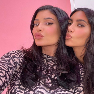 Η Kylie Jenner ξεπέρασε την αδερφή της και η μεγάλη αδερφή Kim ζητάει εκδίκηση