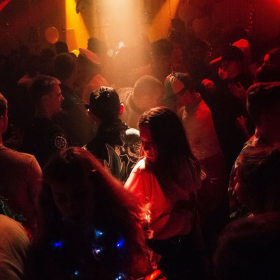 Δεν ξέρεις πώς να χορεύεις στο κλαμπ; Κάνε αυτές τις βασικές κινήσεις