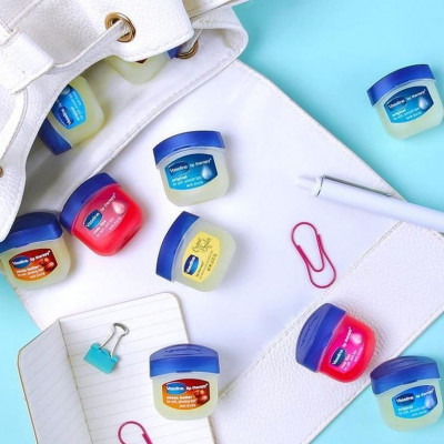 7 beauty χρήσεις της βαζελίνης που σίγουρα δεν είχες σκεφτεί ποτέ