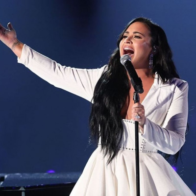 H Demi Lovato «ξεσπά» και ζητά επειγόντως βοήθεια από κάποιον στο νέο της single