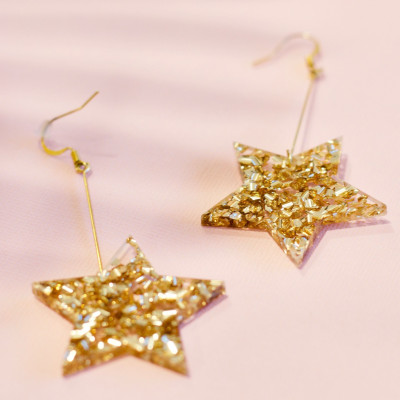 Να πώς θα φτιάξεις εντελώς μόνη σου τα πιο glam σκουλαρίκια