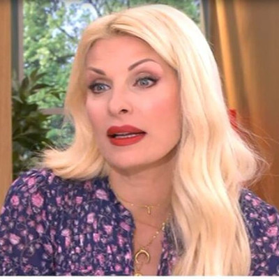 Ελένη Μενεγάκη: Τα παιχνίδια και οι φωτογραφίες με τις κόρες της στον κήπο του σπιτιού τους