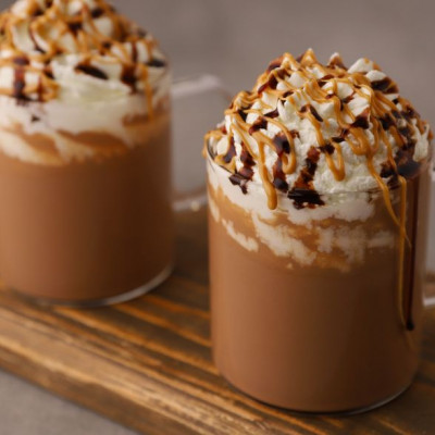 Ζεστή σοκολάτα με φυστικοβούτυρο