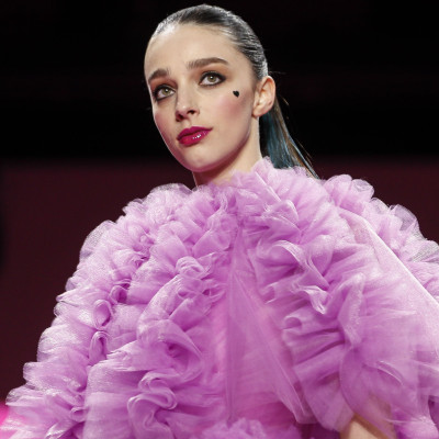 #NYFW: Sleek αλογοουρές και Barbie ροζ κραγιόν στην πασαρέλα του Christian Siriano