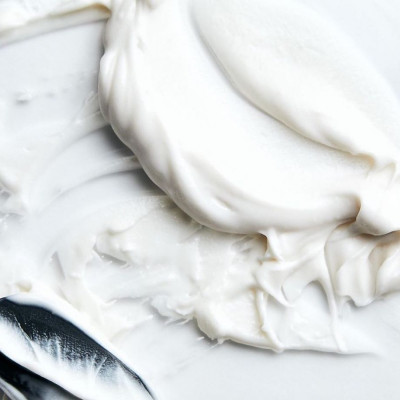 Ναι, μπορείς να χρησιμοποιήσεις το γιαούρτι για τον καθαρισμό του προσώπου σου