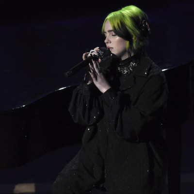 Oscars 2020: H Billie Eilish συγκίνησε όλον τον πλανήτη με το τραγούδι της