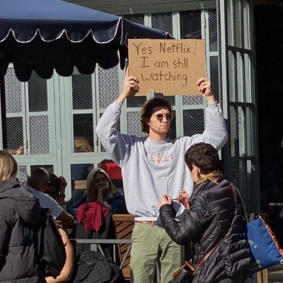 Ο κούκλος με τις πινακίδες, τα «έβαλε» με τον Justin Bieber και δεν φαντάζεσαι τι κατάφερε με αυτό